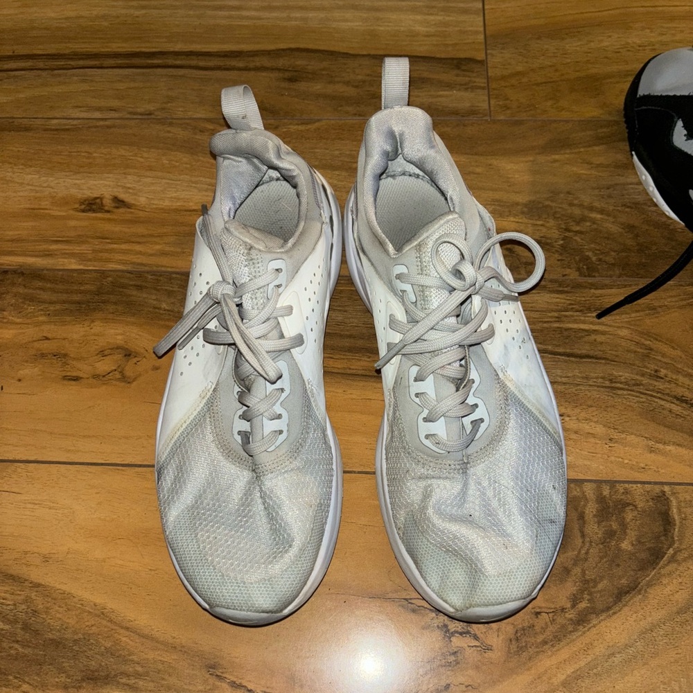 Women’s Nike air max size 7.5 need cleaned